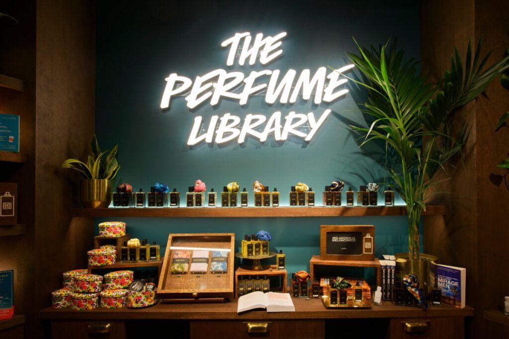 Lush celebra la profumeria artistica e porta la Perfume Library a Milano